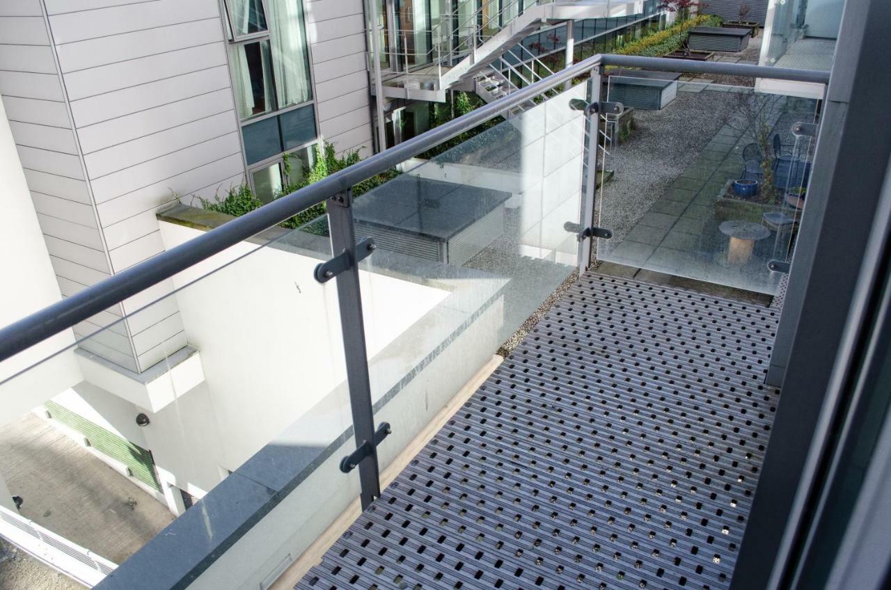 Serviced Apartment In Liverpool City Centre - Free Parking - Balcony - By Happy Days 외부 사진